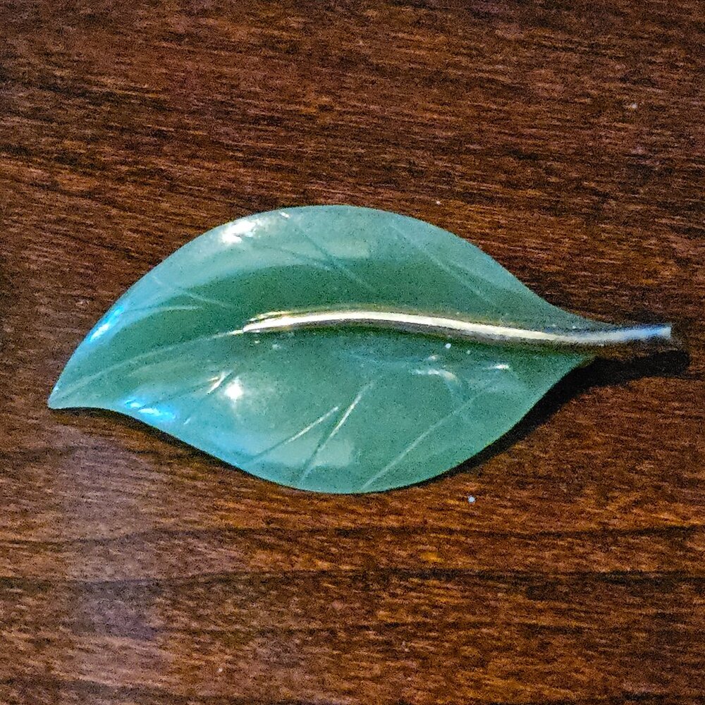 RARE ESTATE VINTAGE GUMPS GUMP'S CARVED GREEN JADE LEAF 14K GOLD BROOCH PIN